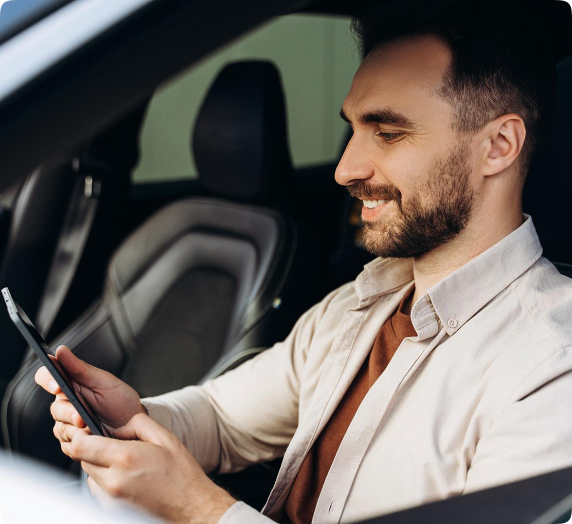 Un conducteur communique avec ses collègues à l'aide d'une tablette intelligente Un conducteur communique avec ses collègues à l'aide d'une tablette intelligente