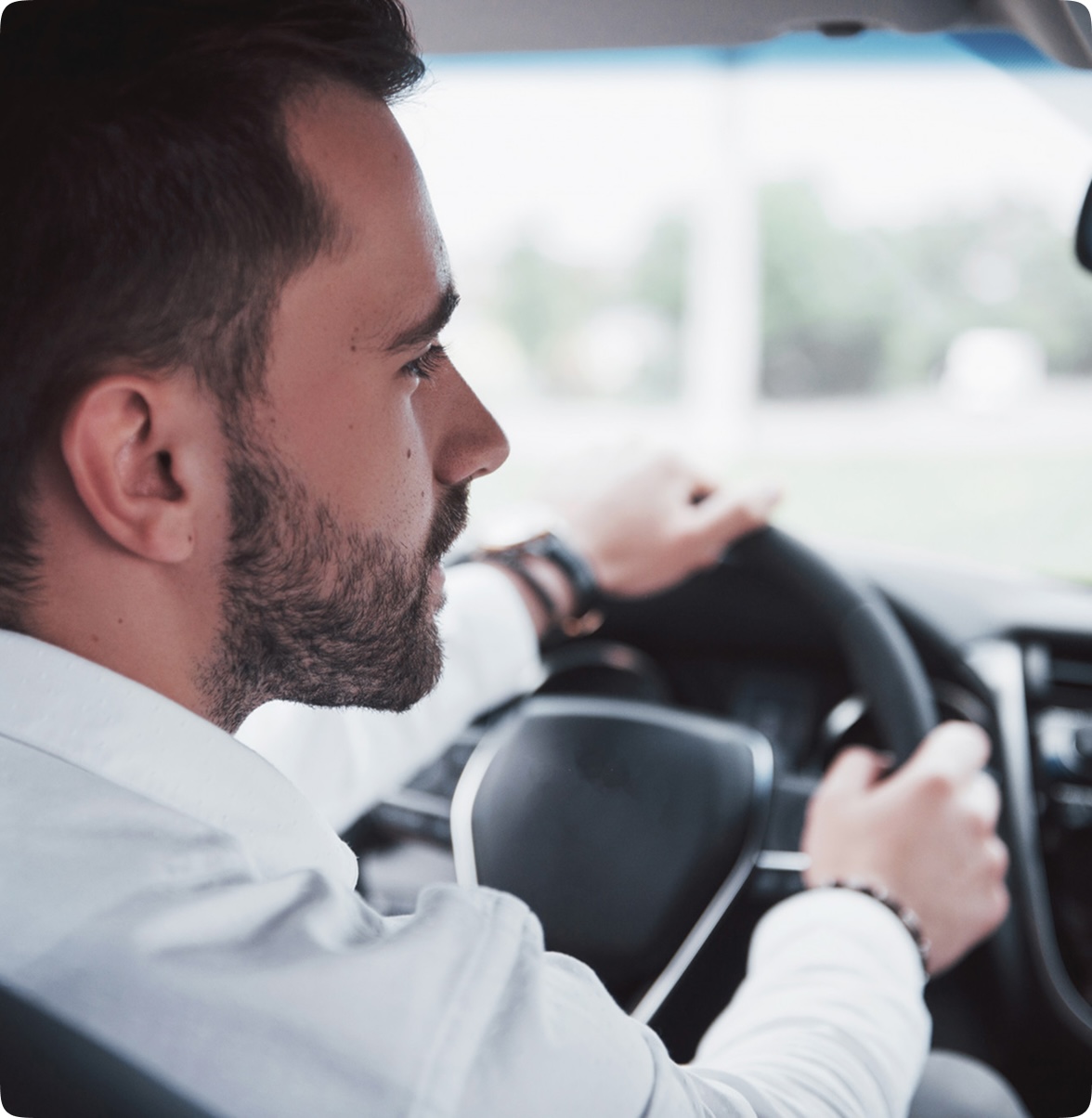 Un homme conduisant une voiture Un homme conduisant une voiture