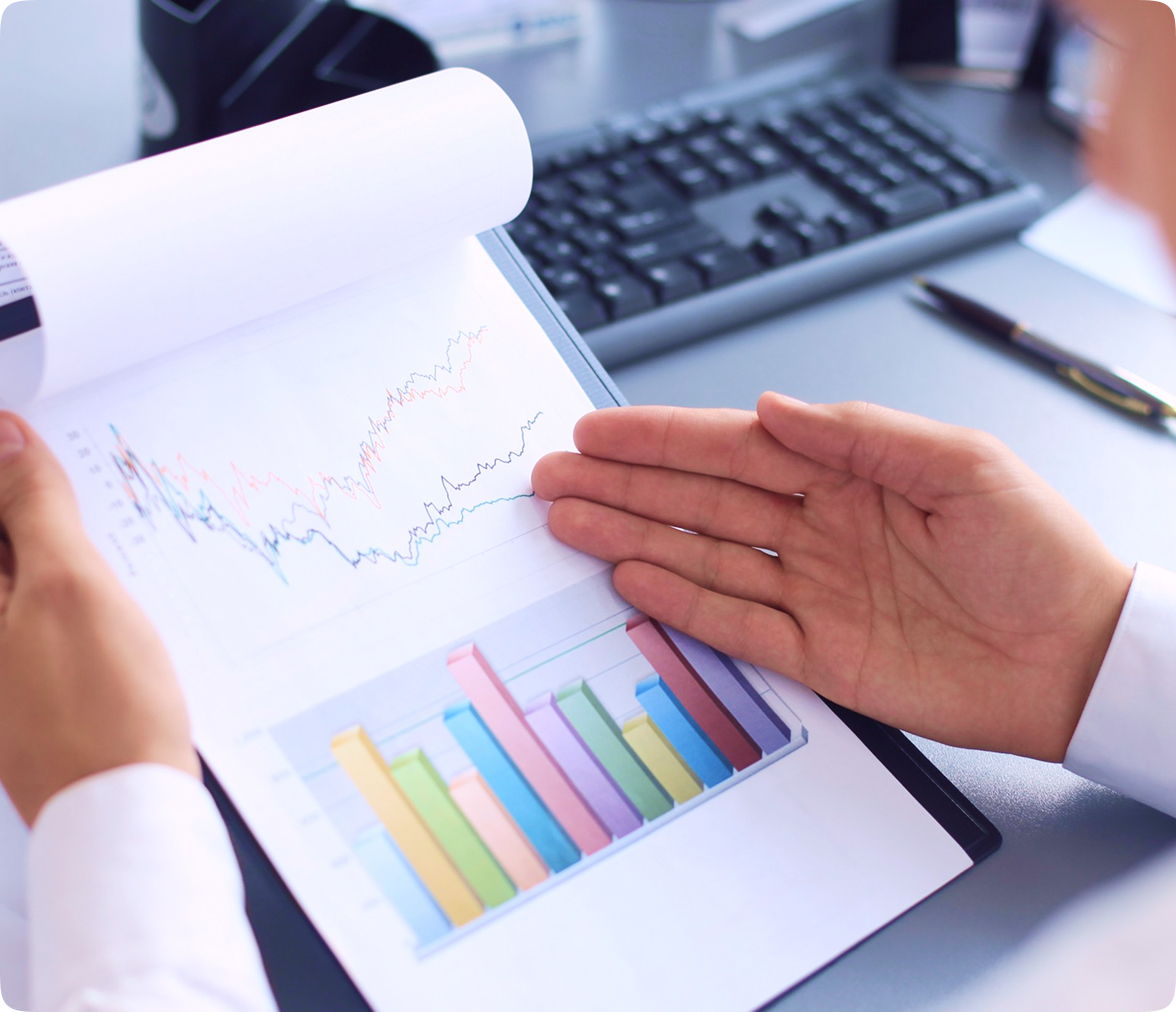 Un manager analysant les graphiques de performance Un manager analysant les graphiques de performance