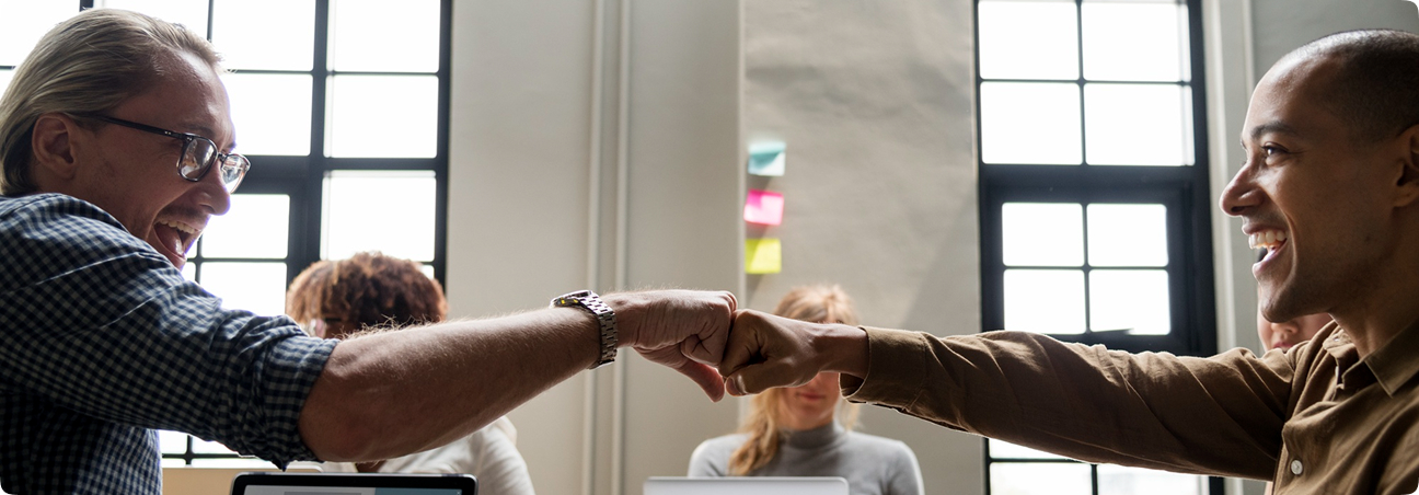 Dos personas chocando los puños